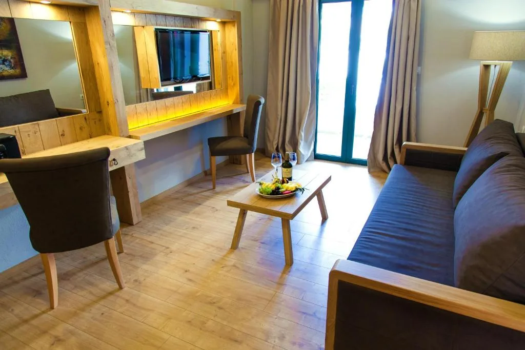 Elmi Beach Hotel & Suites: another view