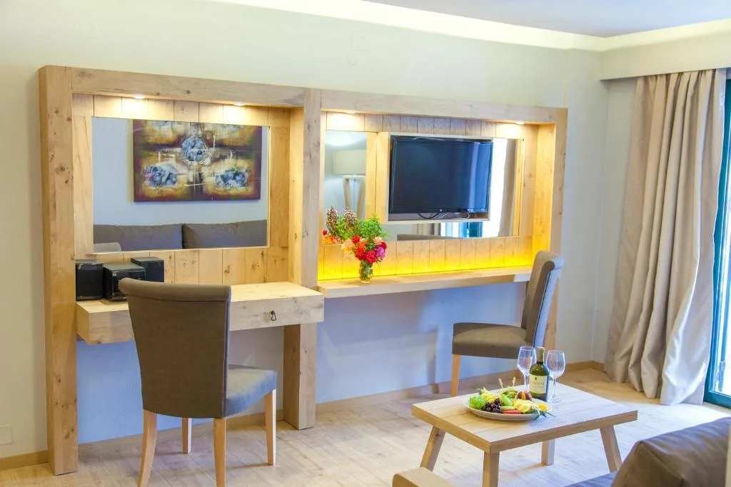 Elmi Beach Hotel & Suites: another view