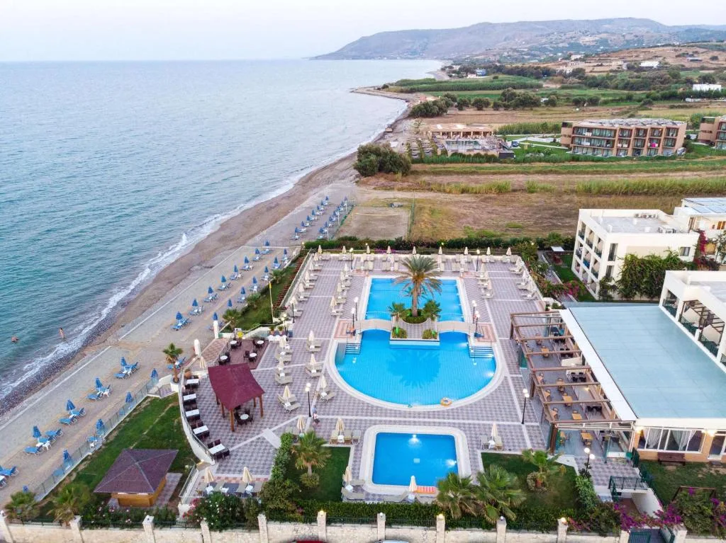 Hydramis Palace Beach Resort: another view