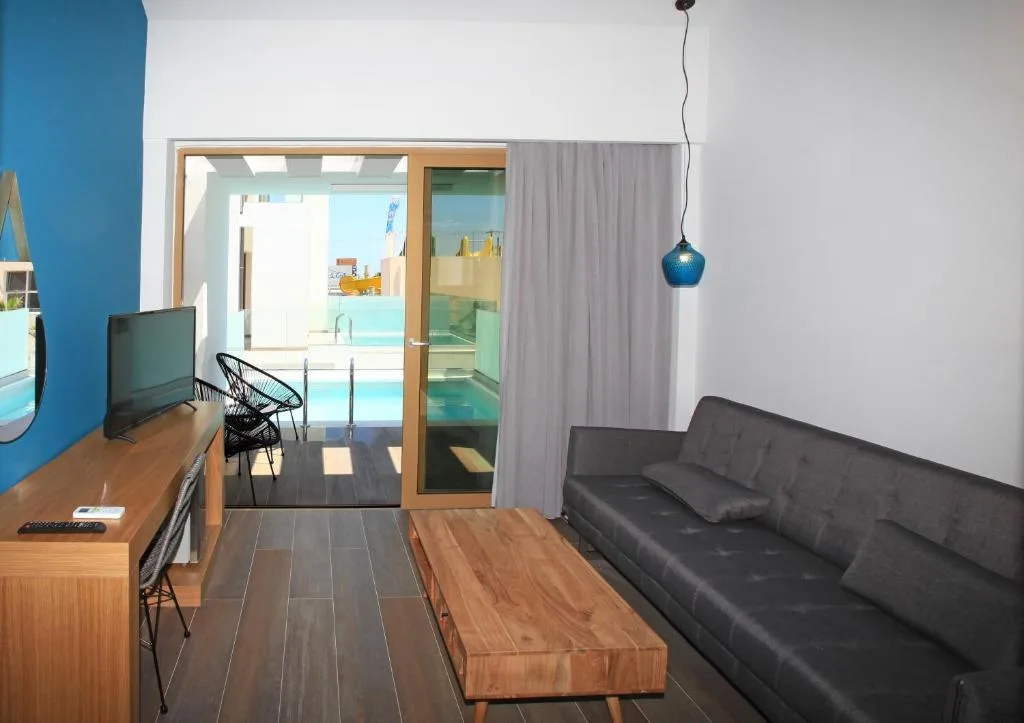 Meropi Hotel & Apartments: another view