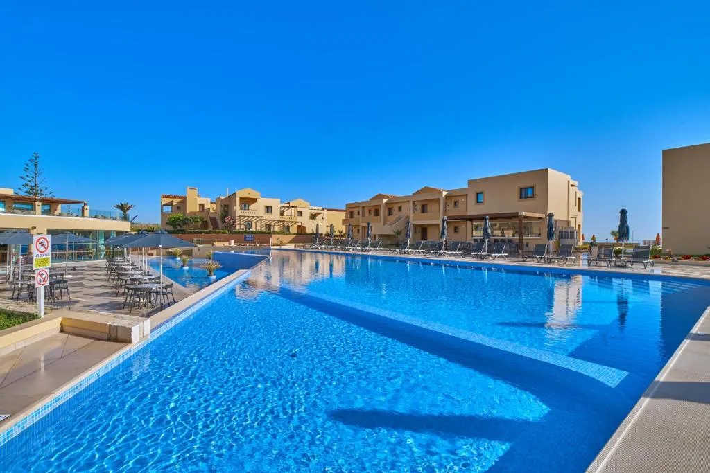 Silver Beach Hotel & Apartments: another view