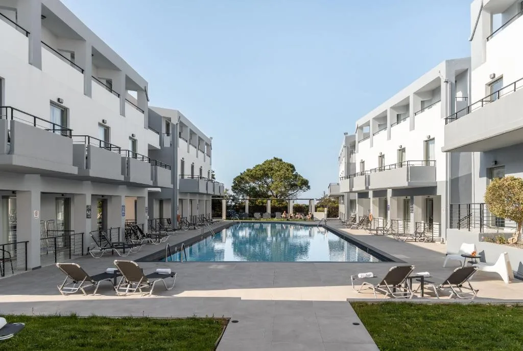 Sunrise Village Hotel: another view