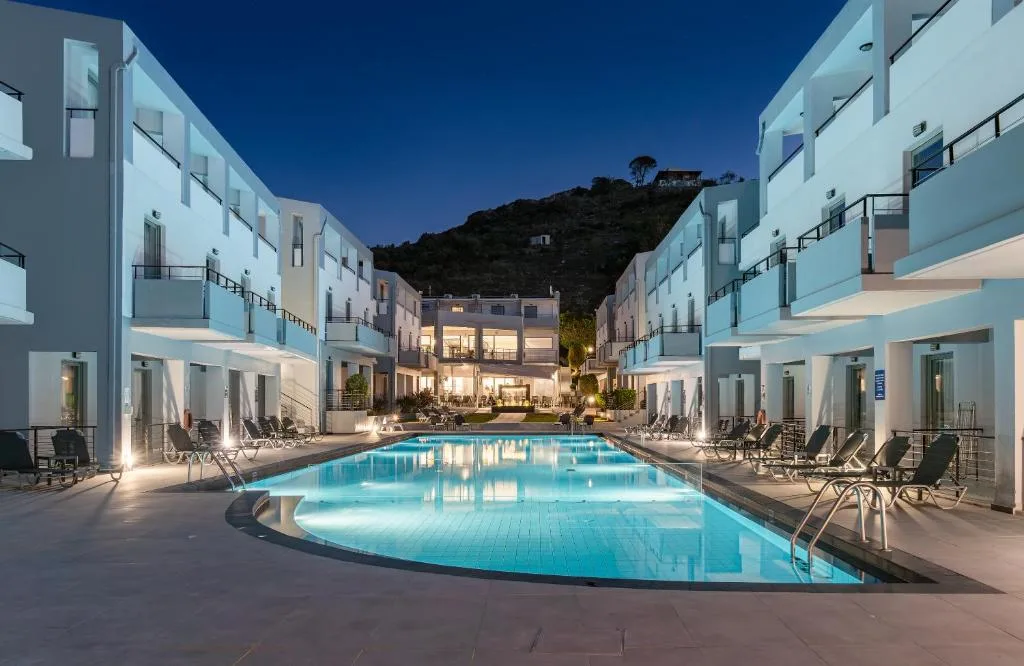 Sunrise Village Hotel: another view